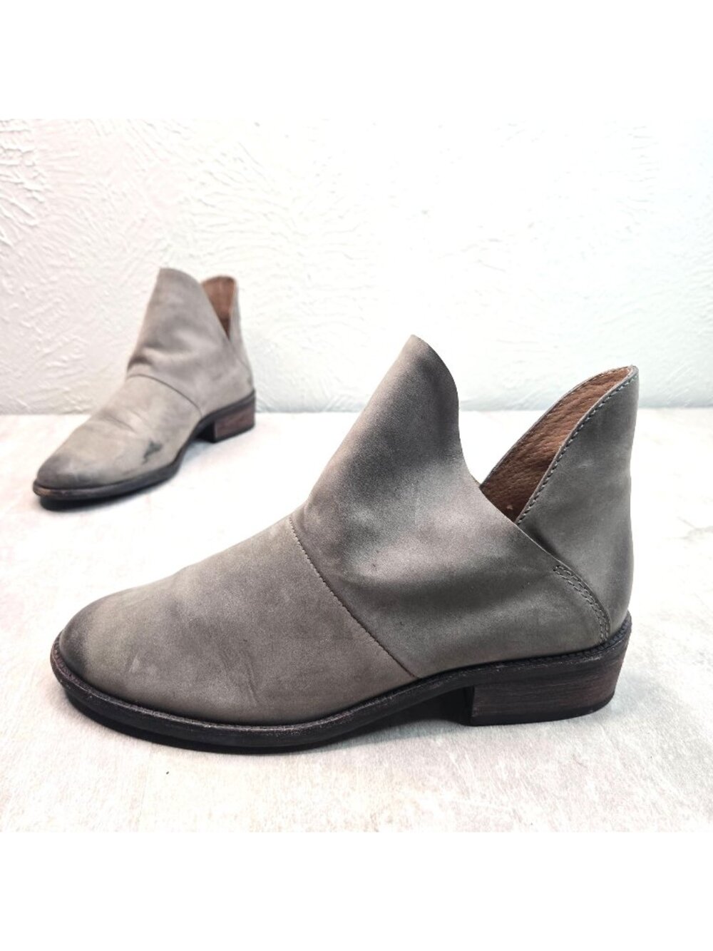 Steve Madden Ankle Booties Size 7 Gray Distressed Leather Low Heel Western Boots